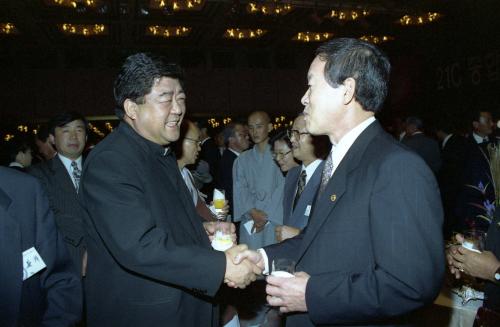 오인환 공보처 장관, 이경재 차관과 중앙일보 창간 30주년 기념 리셉션 참석 이미지