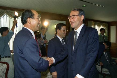 이홍구 국무총리 국회 행정위원단 접견 이미지