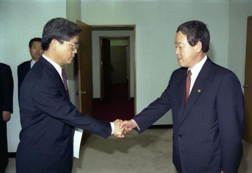 오인환 공보처 장관 권희용 국정신문과장 임명장 수여식 이미지