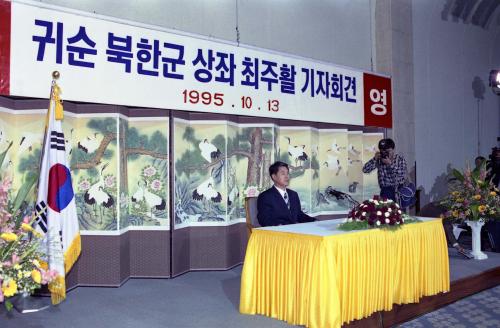 최주활 북한군 상좌 귀순 회견 이미지