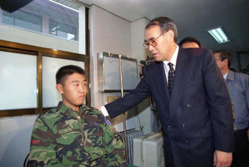 이홍구 국무총리 부여현장 부상자 위문 이미지