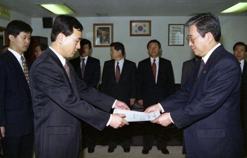 유세준 공보처 차관 신명철 사무관 외 5명 임명장 수여식 이미지