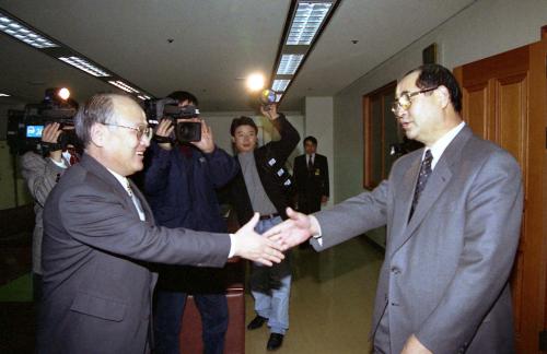 이수성 국무총리 김용준 헌법재판 소장 예방 이미지