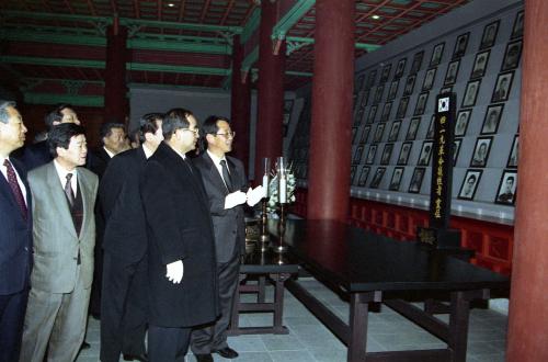이수성 국무총리 4ㆍ19 묘소 참배 이미지