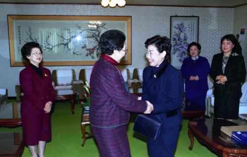 이수성 국무총리 부임 김경순 여사 대한적십자사 강영훈 총재로부터 명예직 위촉장 받음 이미지