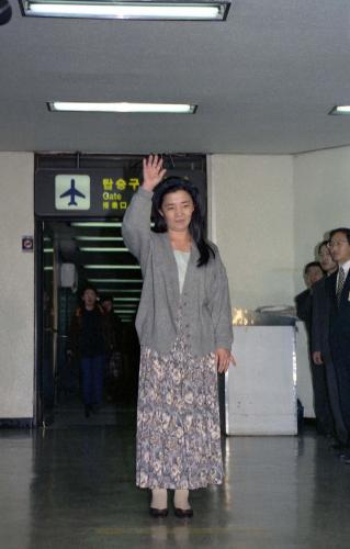 최수봉 망명 북한 외교관 현성일씨 부인 입국 이미지