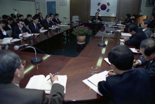 오인환 공보처 장관 직원과의 대화 이미지