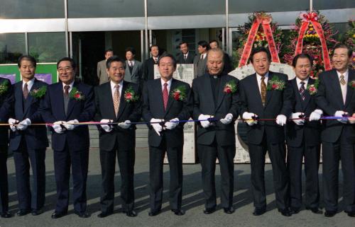 오인환 공보처 장관 한국신문 100주년 기념 전시회 참석 이미지