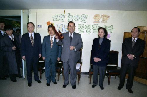 이수성 국무총리 삼성농아원 방문 이미지