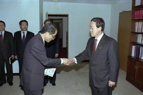 오인환 공보처 장관 김경해 국립영상제작소장 임명장 수여식 이미지