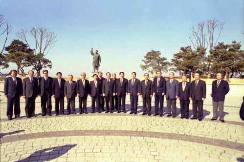 이수성 국무총리 망배단 참배 및 통일북 타고 이미지