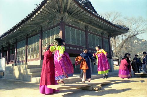 설날 민속놀이 스케치(윷, 널뛰기) 이미지