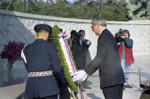 존 메이저 영국 총리 국립묘지 참배 이미지