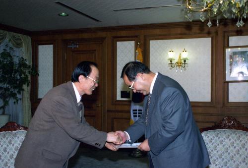 이수성 국무총리 상암초등학교에 컴퓨터 전달식 이미지
