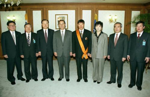 이수성 국무총리 산악인 허영호 훈장 전수(체육훈장 청룡장 - 1등급) 이미지