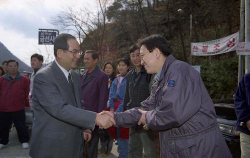 이수성 국무총리 국무총리실 연찬회 직원 격려 이미지