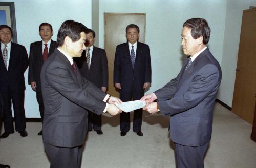 오인환 공보처 장관 임명장 수여식(종합홍보실 이문조 공보정책관, 김기성 제1기획관) 이미지