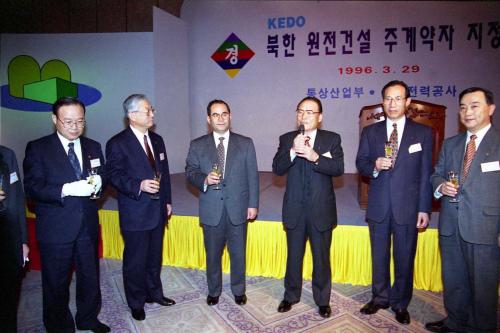 이수성 국무총리 KEDO(한반도 에너지 개발기구) 행사 참석 이미지