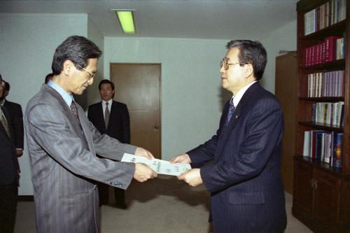 유세준 공보처 차관 간행물제작소장 외 3명 임명장 수여식 이미지