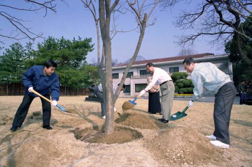 이수성 국무총리 공관 기념식수 이미지