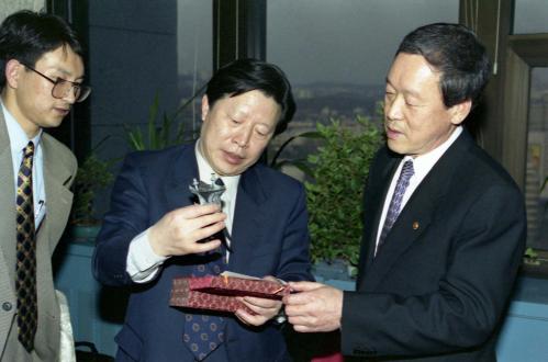 오인환 공보처 장관 중국 매스컴 장관 접견 이미지