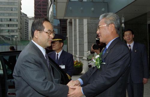 이수성 국무총리 일리아 회화전시회 관람 이미지
