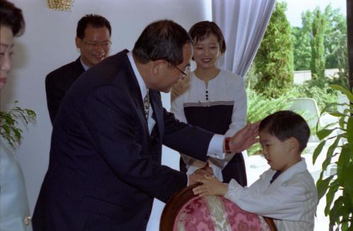 이수성 국무총리 헝가리 부다페스트에서 맞는 결혼 33주년 기념촬영 이미지