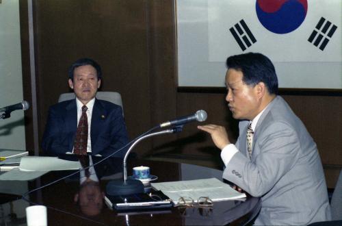 오인환 공보처 장관 이영기 KDI(국개발연구원) 부원장 강의 청취 이미지