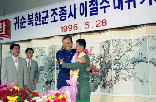 북한탈출 귀순 조종사 이철수 대위 기자회견 이미지