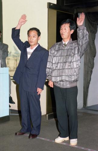 북한 탈출 과학자 정갑열, 방송작가 장해성 공항 도착 이미지