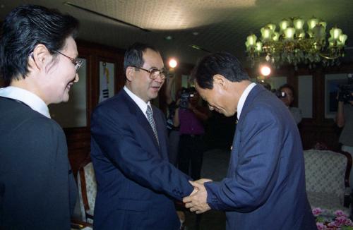 이수성 국무총리 신한국당 의원과 면담 이미지