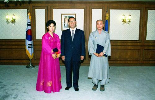 이수성 국무총리 정신대 할머니관련 유공자 표창 이미지