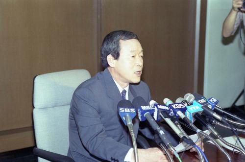 오인환 공보처 장관 기자회견 이미지