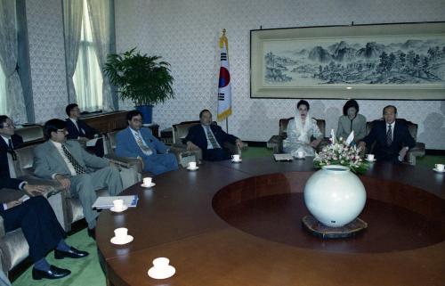 베나지르 부토 파키스탄 총리 국회 방문, 경제4단체장과 오찬 이미지