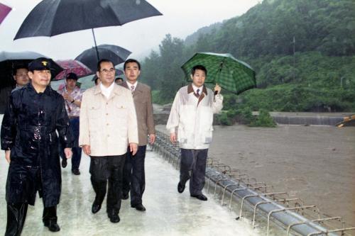 이수성 국무총리 수해지구 방문 이미지