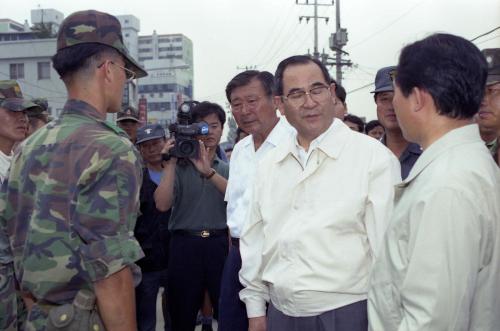 이수성 국무총리 수해지구 시찰 이미지