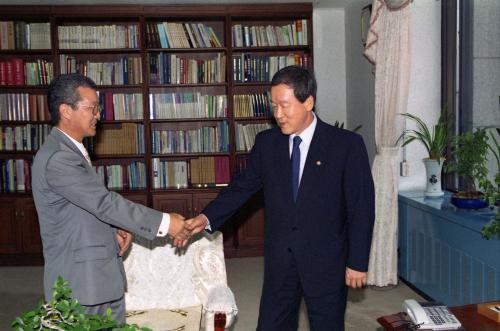 오인환 공보처 장관 이영준 하이쇼핑 사장 접견 이미지