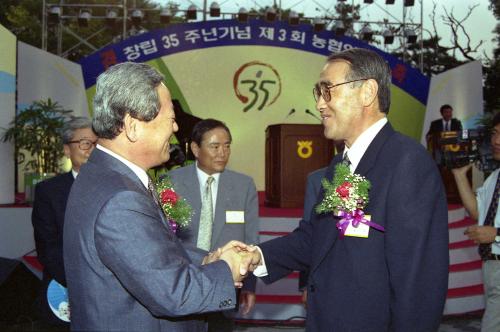 이수성 국무총리 농협 창립 35주년 기념 농협인대회 참석 이미지