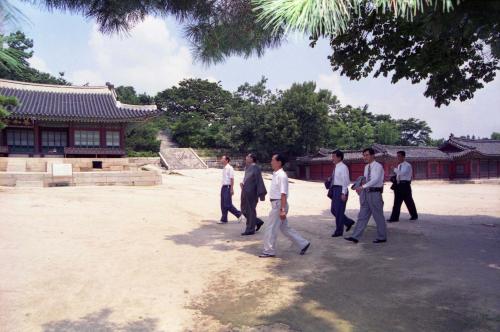 이수성 국무총리 창경궁, 비원 산책 이미지