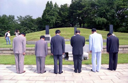 이수성 국무총리 임정 묘역 순시 이미지