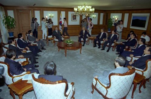 이수성 국무총리 신한국당 의원단과 면담 이미지