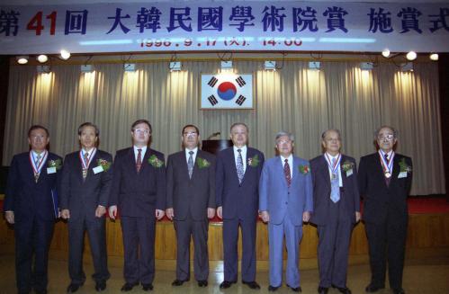 이수성 국무총리 대한민국 학술원 시상식 참석 이미지