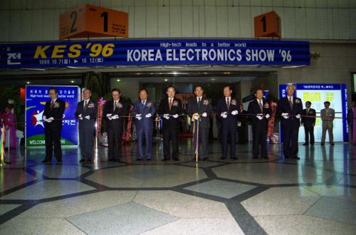 이수성 국무총리 1996년 한국전자전 관람 이미지