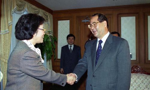 이수성 국무총리 국민회의 의원단 접견 이미지