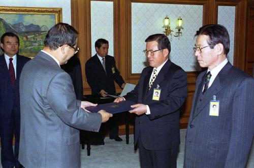 이수성 국무총리 여수수산대학교, 한국체육대학교 총장 임명장 수여식 이미지