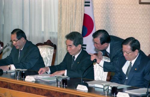 이수성 국무총리 노사개혁추진위원회 회의 주재 이미지