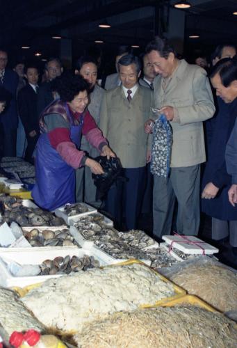 고건 국무총리 노량진수산시장 방문 이미지