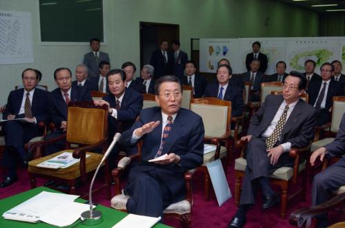 고건 국무총리 지하시설물 전산관리시스템(GIS) 시연회 참석 이미지