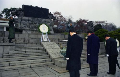 고건 국무총리 국립묘지(현충탑, 무명용사탑, 고 이승만 대통령 묘소, 고 박정희 대통령 묘소, 임정 묘역, 애국지사 묘역) 참배 이미지