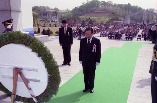 김종필 국무총리 4 19 혁명 38주년 기념행사 참석 이미지